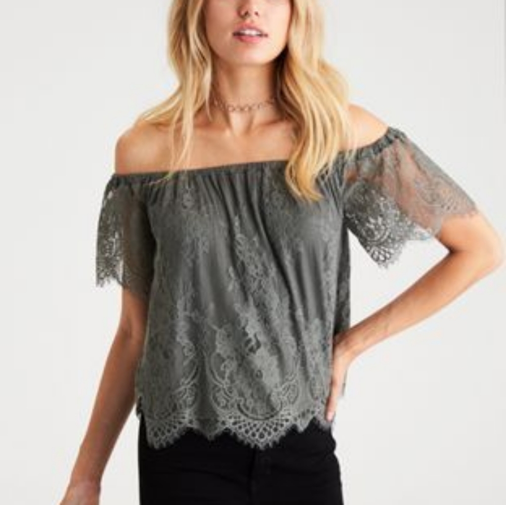 American Eagle medium gray blouse